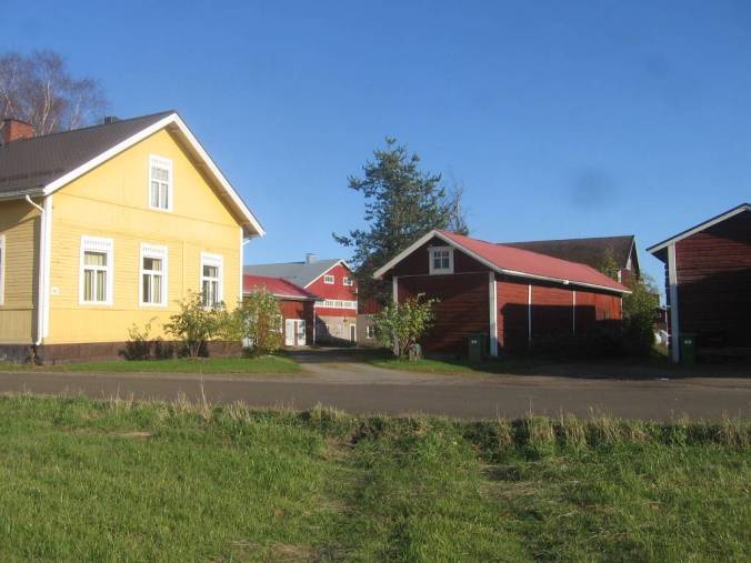 Una casa rural pintado con pinturas tradicionales de colores de tierra; el amarillo de ocre y el rojo