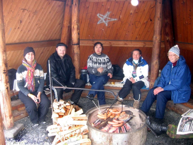 Vero, Timo, Susy, Katja y Kaarina esperan que esten listas las salchichas. Vero, Susy y Katja ya están protagonistas en entradas anteriores del podcast